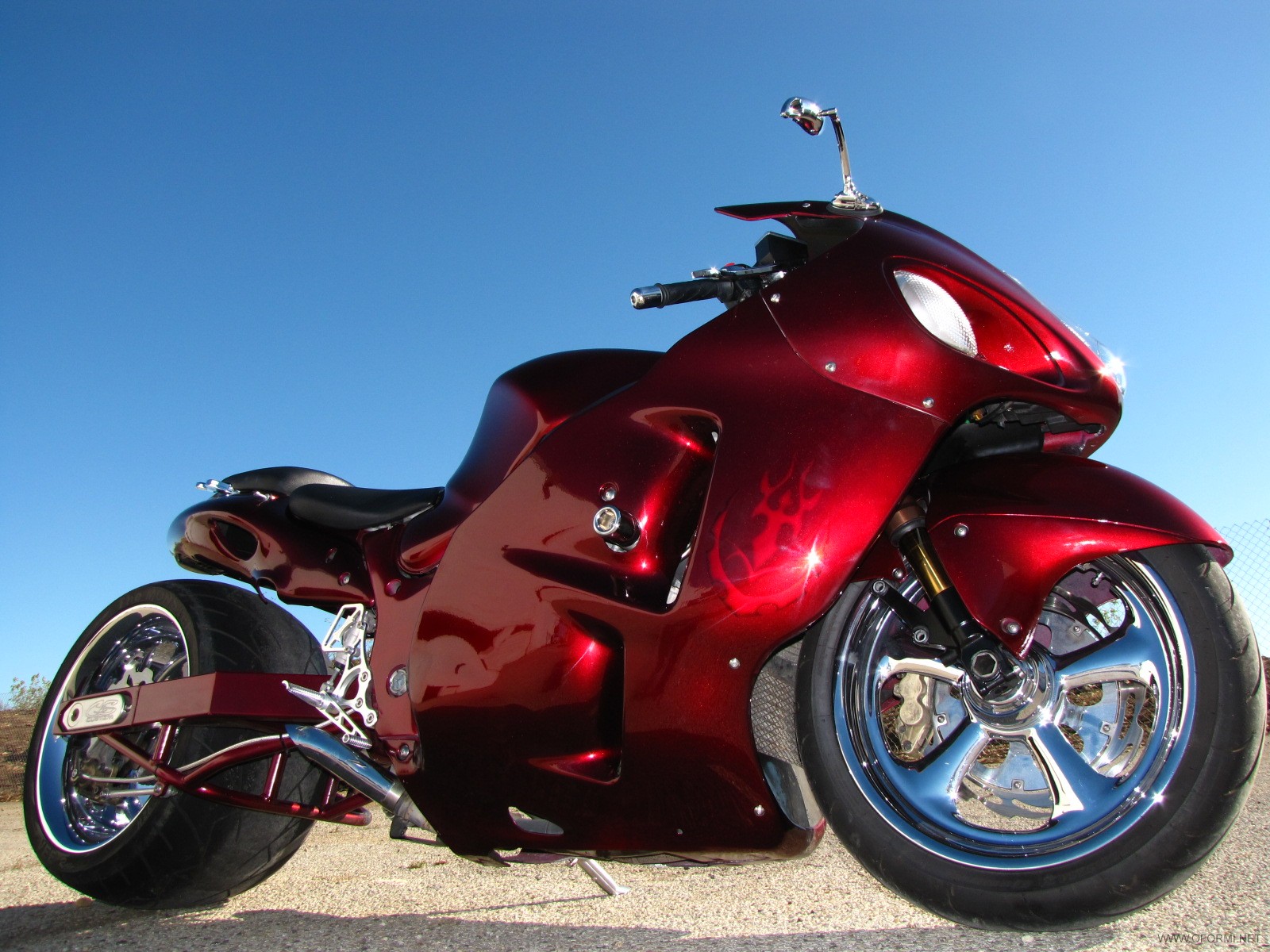 Moto auto. Сузуки Хаябуса кастом. Черный Кэнди мотоцикл. Suzuki Hayabusa красная Кэнди. Сузуки Хаябуса красный.